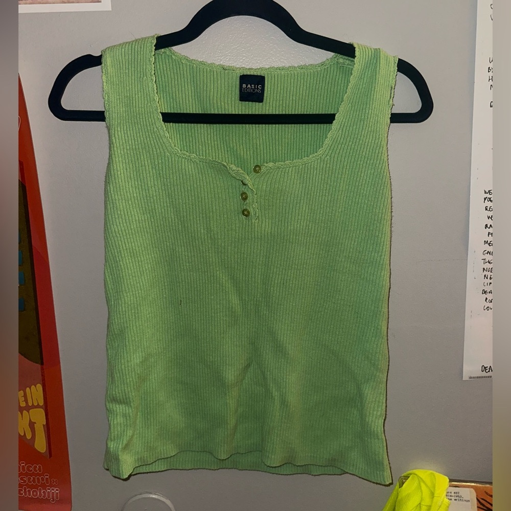 90s top with cute detailing !
